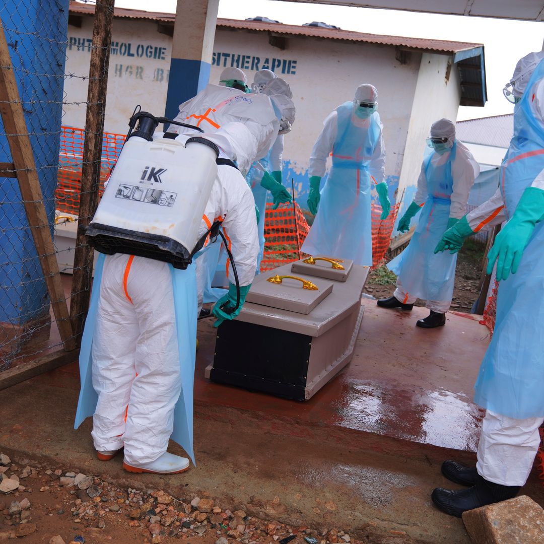 Trabajadores de la salud desinfectan el féretro de una víctima del ébola en el Hospital General en Ituri, República Democrática del Congo. Foto: AP